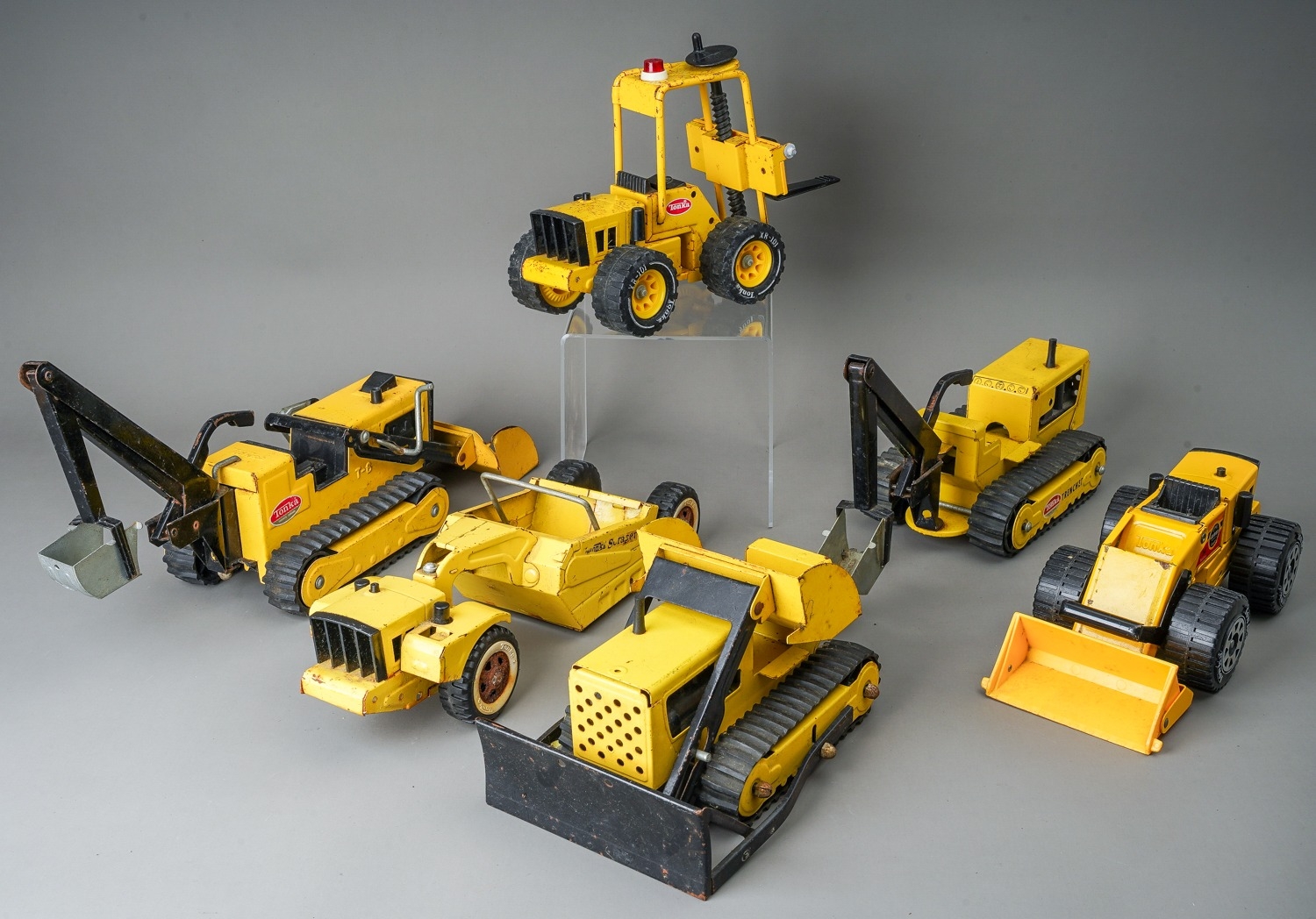 Tonka Toys. Medium scale set of 6 construction vehicles - 3 caterpillar tractors, fork lift,