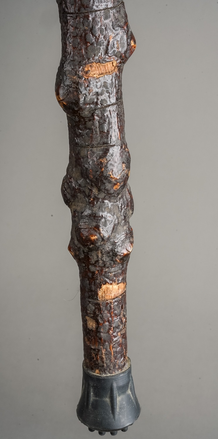 A blackened naturalistic wood Shillelagh style stick together with two carved staffs and a carved - Bild 2 aus 7