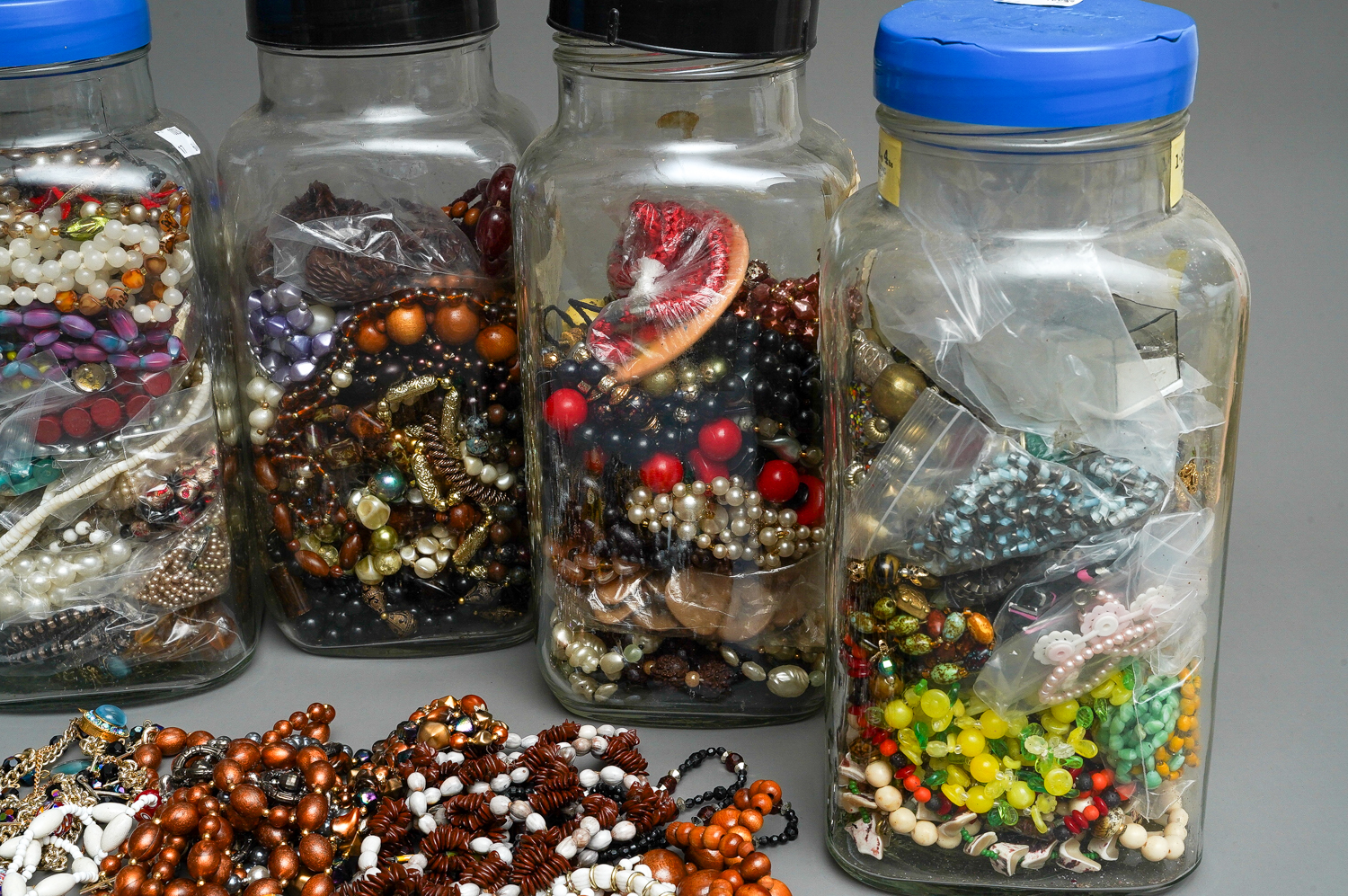 Assorted costume jewellery mainly bead necklaces (6 JARS) - Image 3 of 4