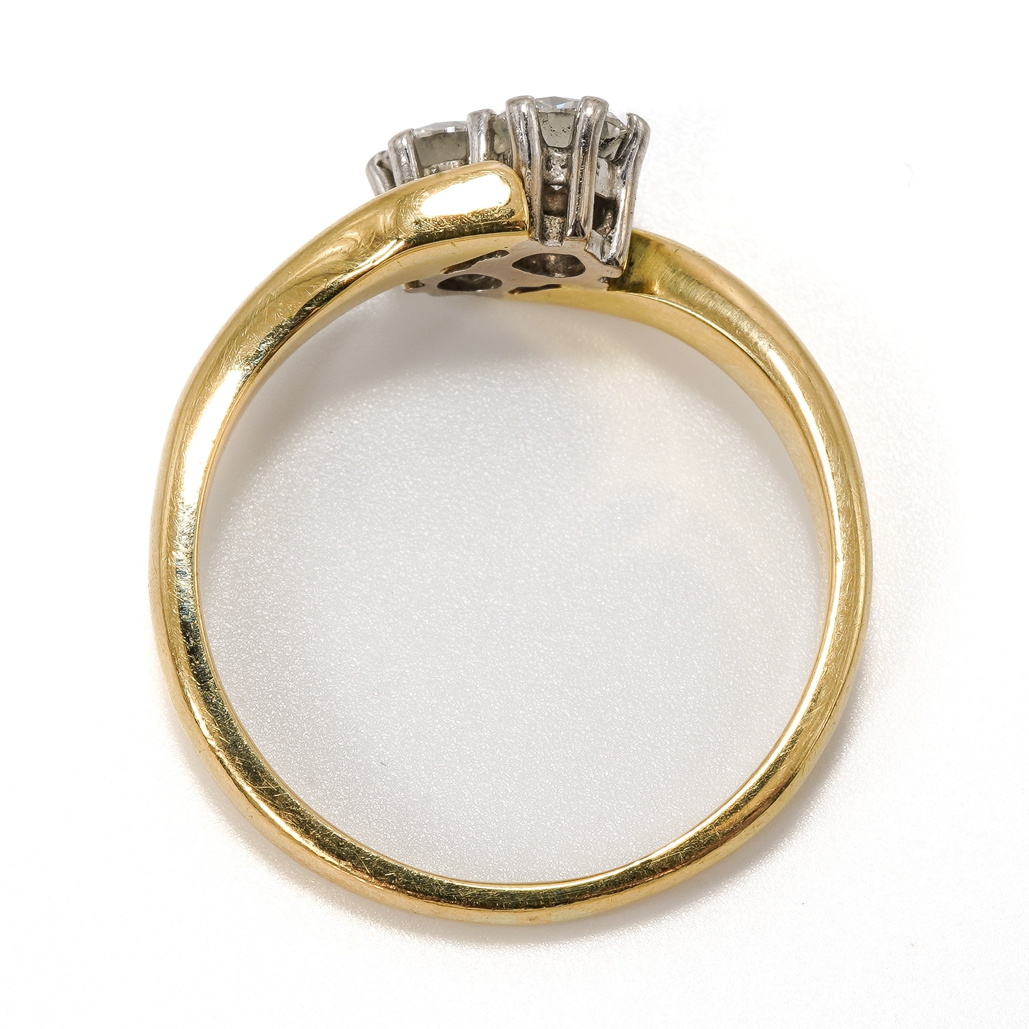 An 18ct yellow gold and diamond two stone crossover ring, set with round brilliant cut diamonds, - Bild 3 aus 5