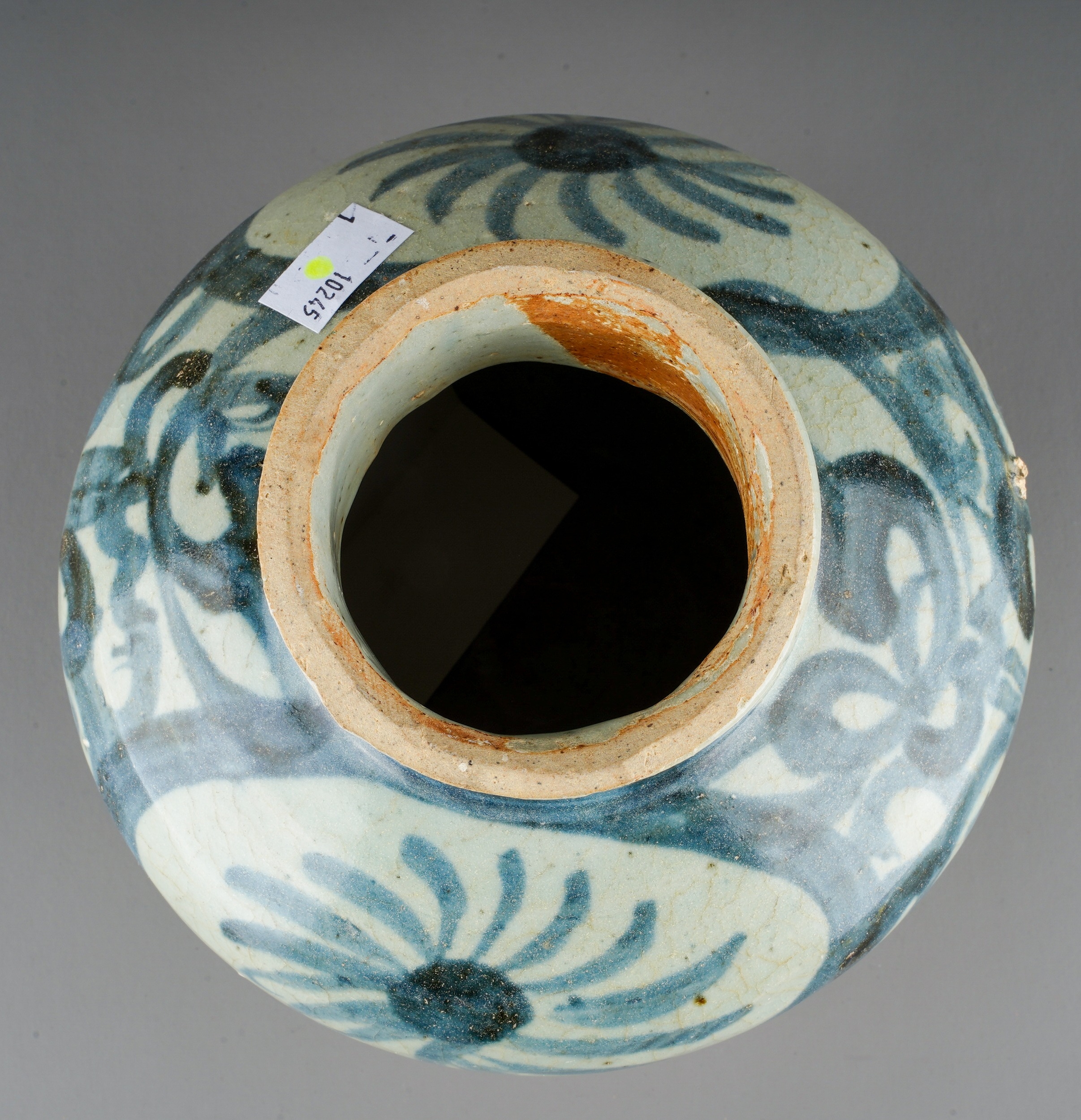 A Chinese Swatow or Zhangzhou Export Ware ginger or gunpowder jar, probably late 16th Century, the - Image 2 of 3