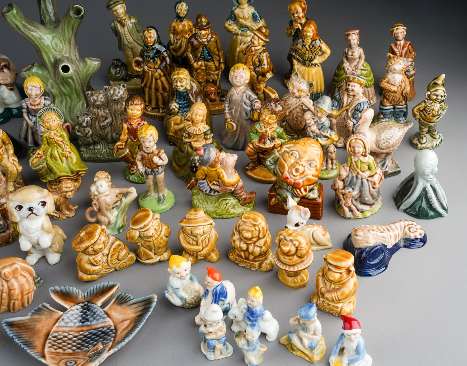 Large quantity of Wade and other figurines (2 boxes( - Image 4 of 6