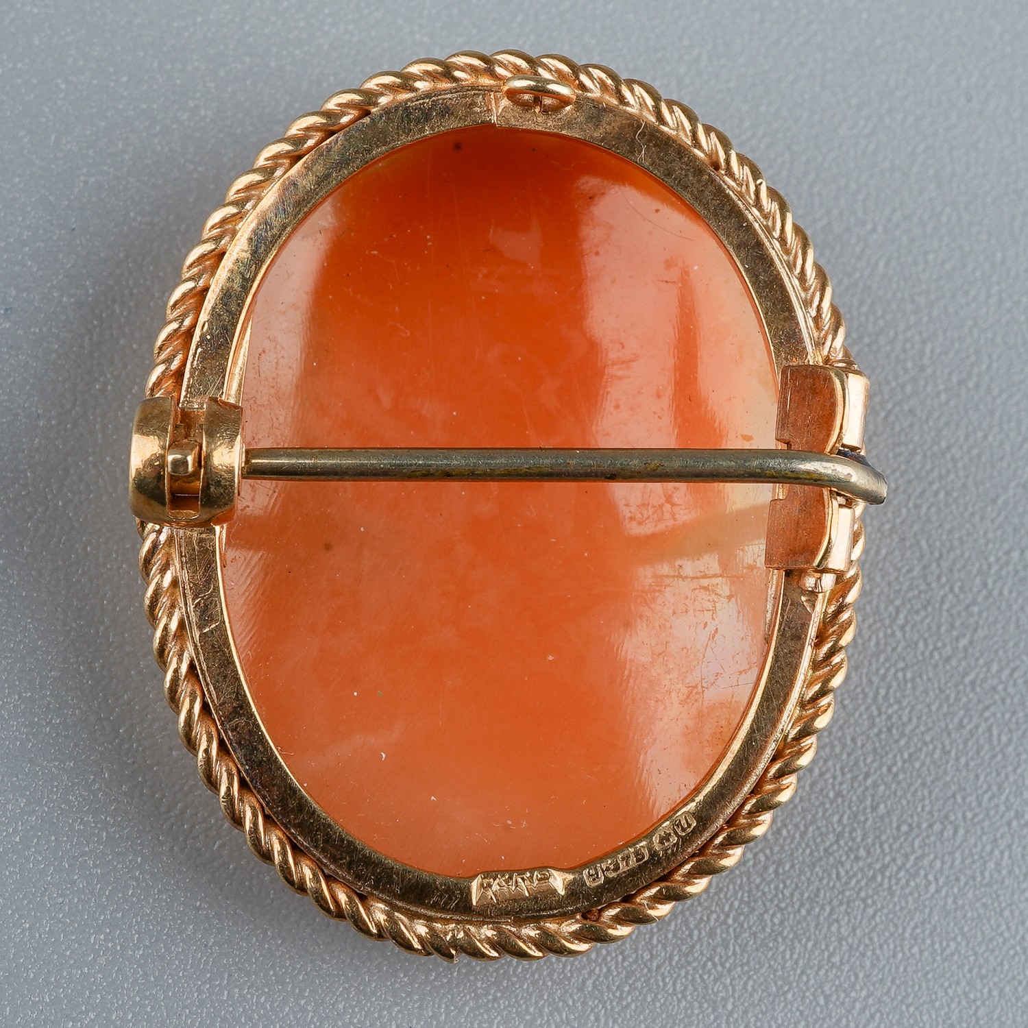 A 9ct gold and shell cameo brooch, carved depicting the portrait of a lady, in a gold mount, gross - Image 3 of 4