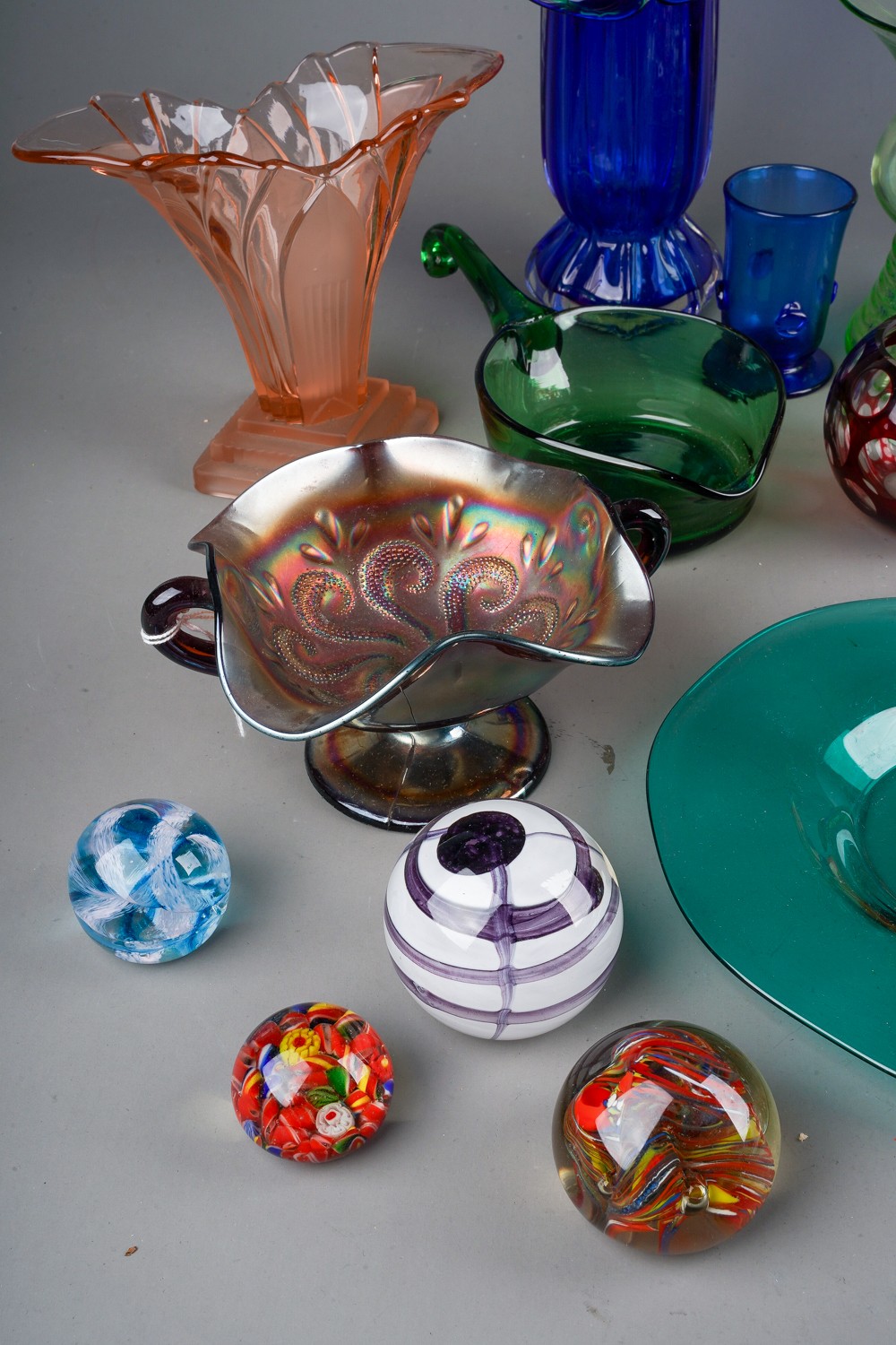 Assorted glass paperweights and Studio style vases and bowls (1 box) - Image 3 of 5