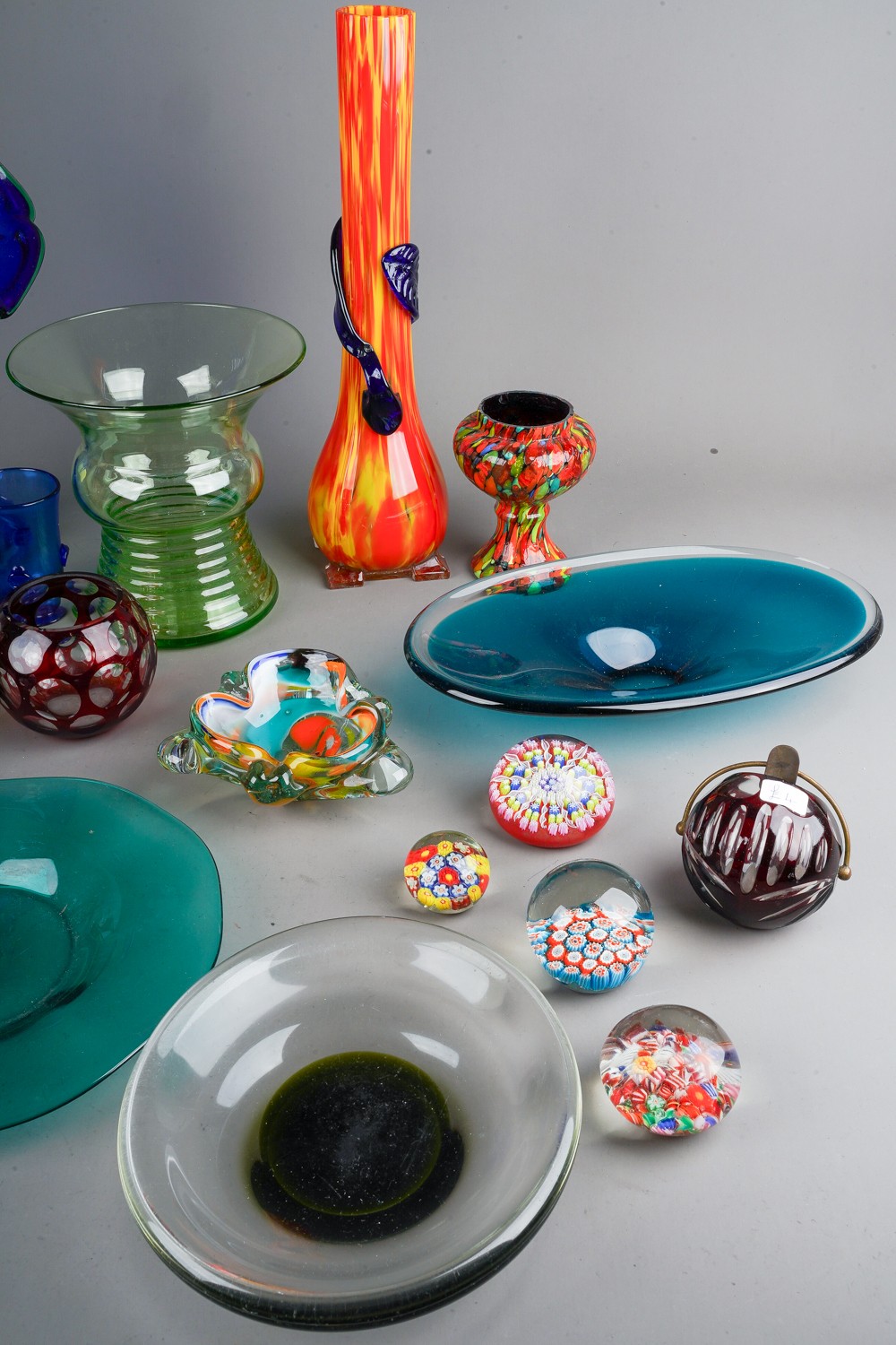 Assorted glass paperweights and Studio style vases and bowls (1 box) - Image 5 of 5