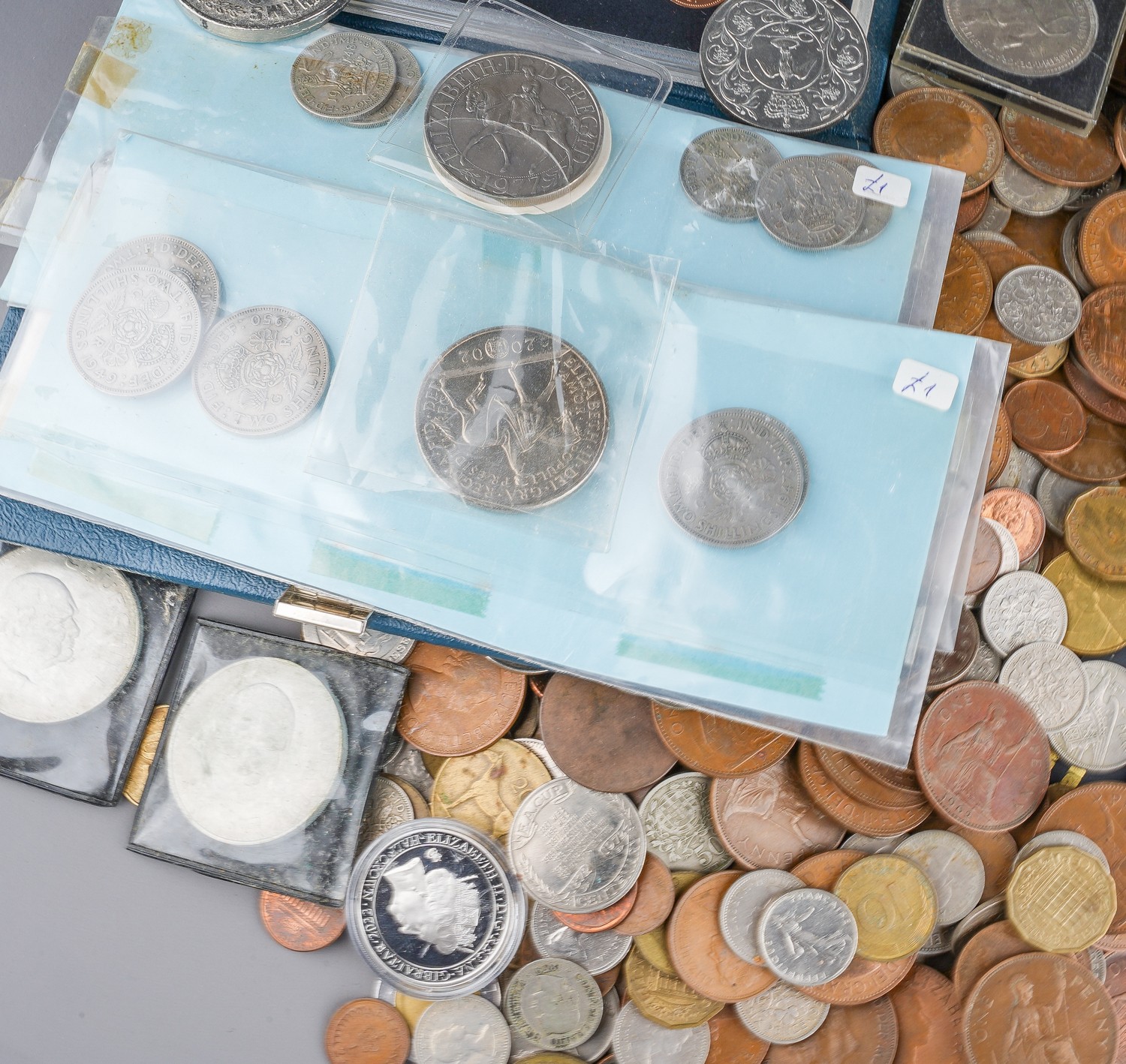 A large quantity of coinage to include a replica hammered coin set in a wooden box, etc. (1 box) - Image 3 of 5