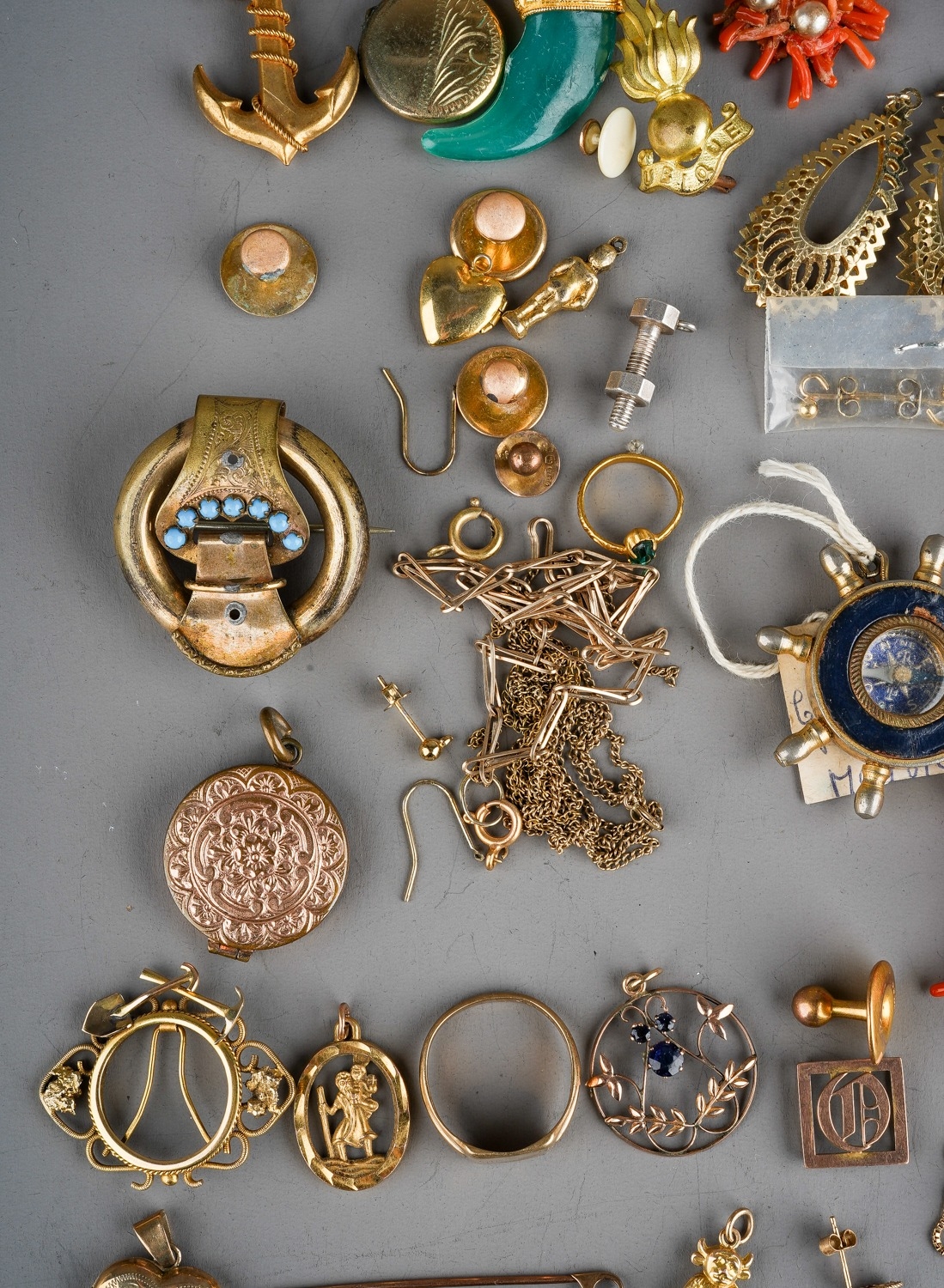 A good collection of Victorian Edwardian and later jewellery, including 9ct ring, chains, pendant, - Image 2 of 4