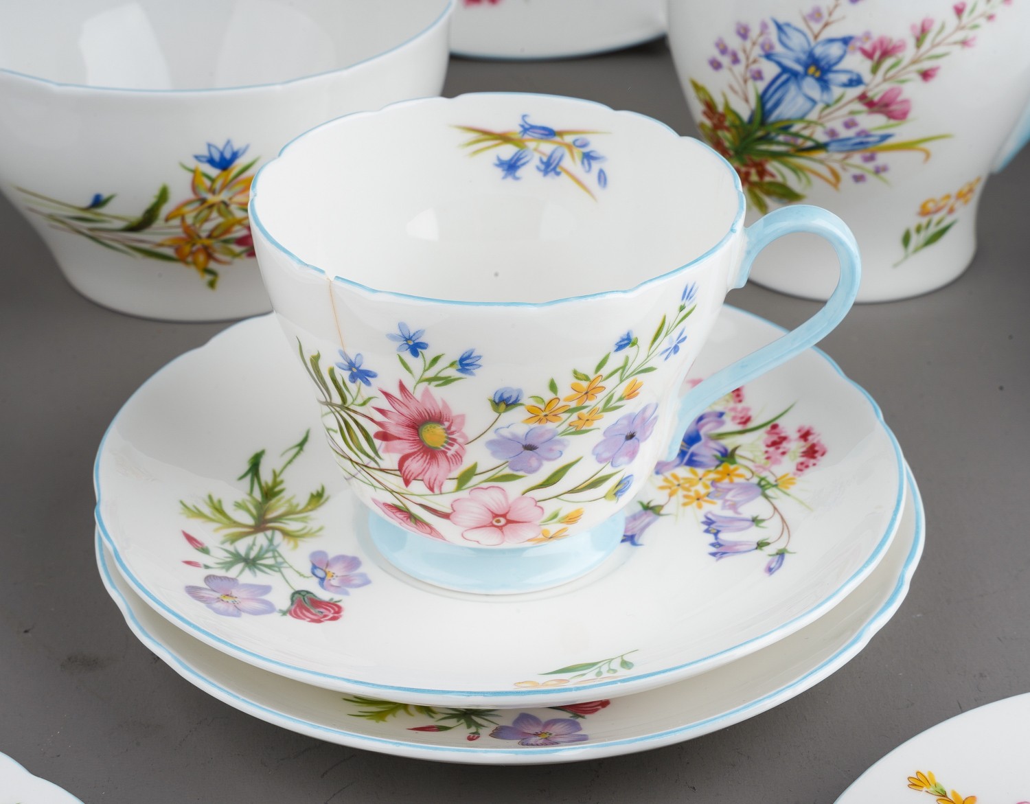 A Shelley fine bone china six piece Wild Flowers pattern no: 13668 tea set comprising: cups, - Bild 2 aus 7