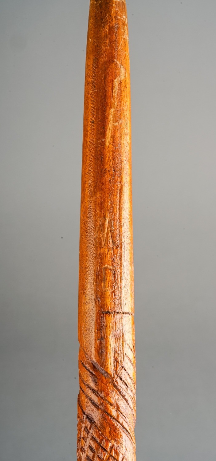 A blackened naturalistic wood Shillelagh style stick together with two carved staffs and a carved - Bild 5 aus 7