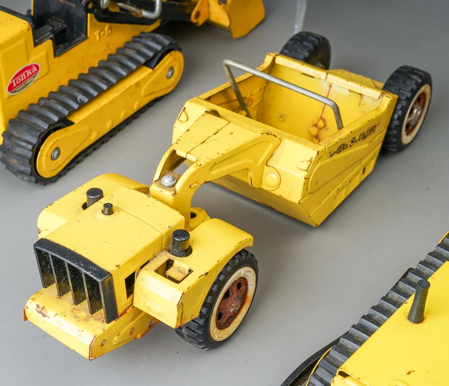 Tonka Toys. Medium scale set of 6 construction vehicles - 3 caterpillar tractors, fork lift, - Image 3 of 7