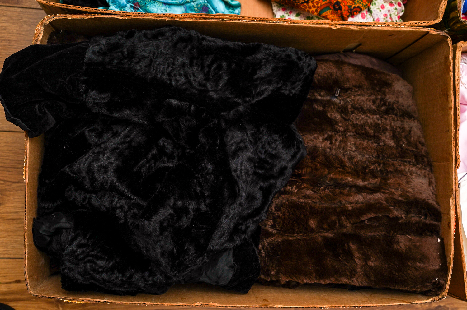 Assorted vintage clothes including fur jackets, dresses, Oriental jackets etc (4 boxes) - Image 5 of 6