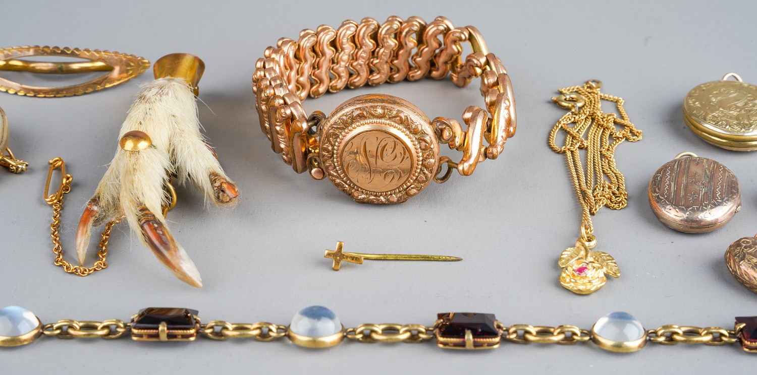 A collection of jewellery, including rolled gold lockets, a Victorian gold plated bracelet (af); a - Image 3 of 4