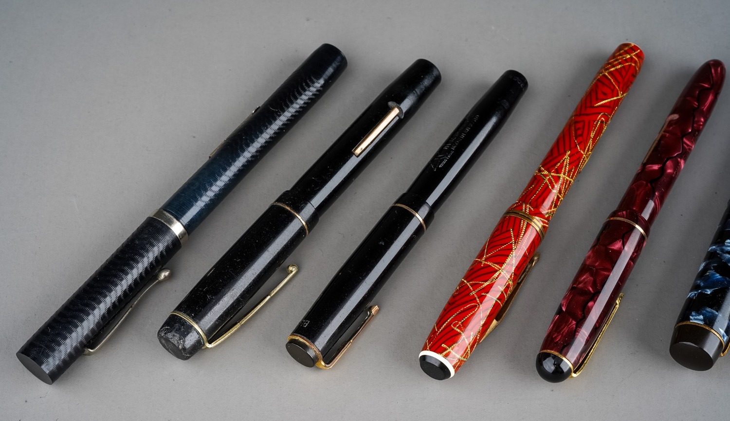 A collection of vintage fountain pens to include: Wyvern Perfect Pen in mottled blue no 81 with 14ct - Bild 6 aus 10