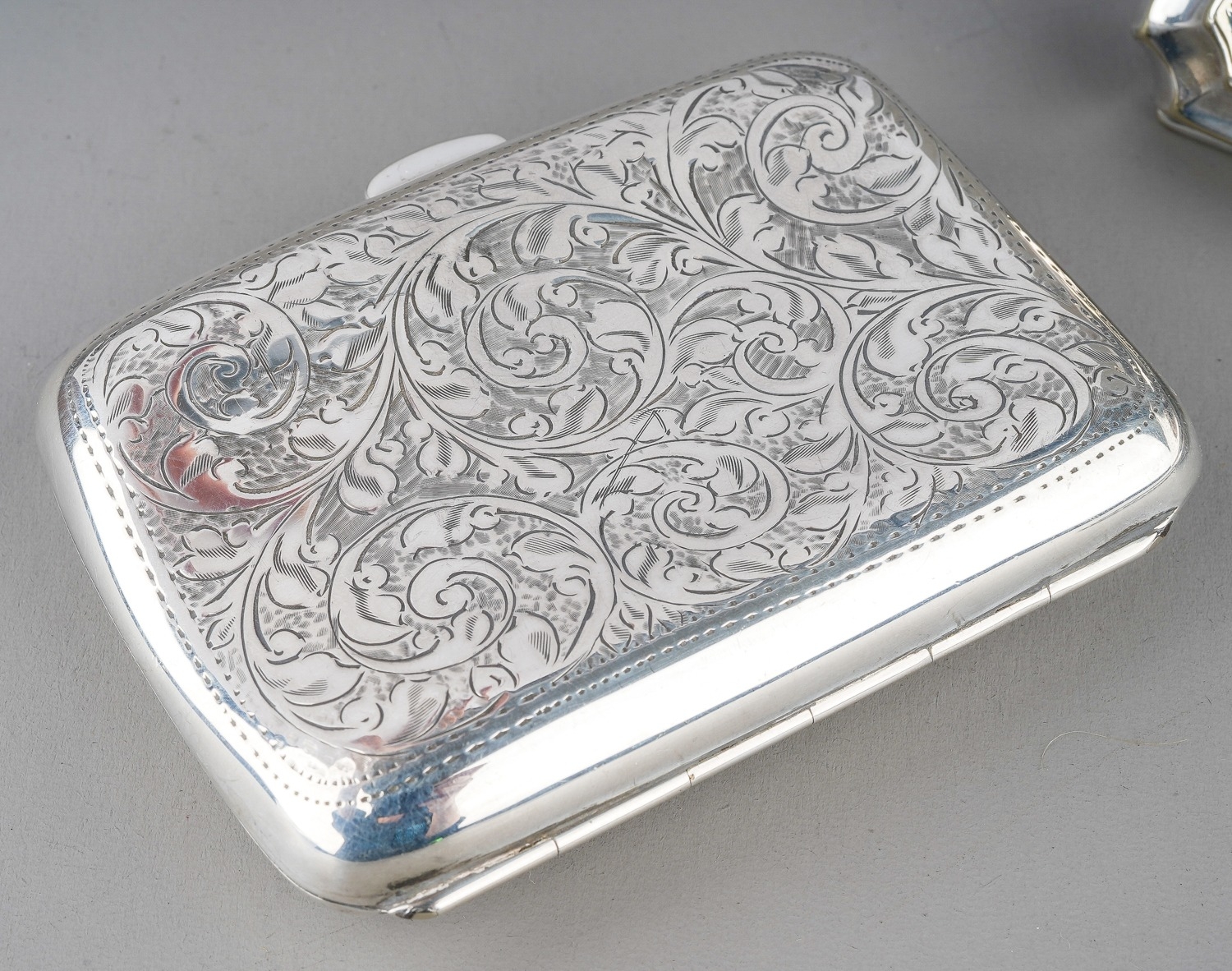 An Edwardian engraved cigarette case, hallmarked Birmingham, 1909, approx 2.49 ozt (77.3 grams) - Bild 2 aus 7