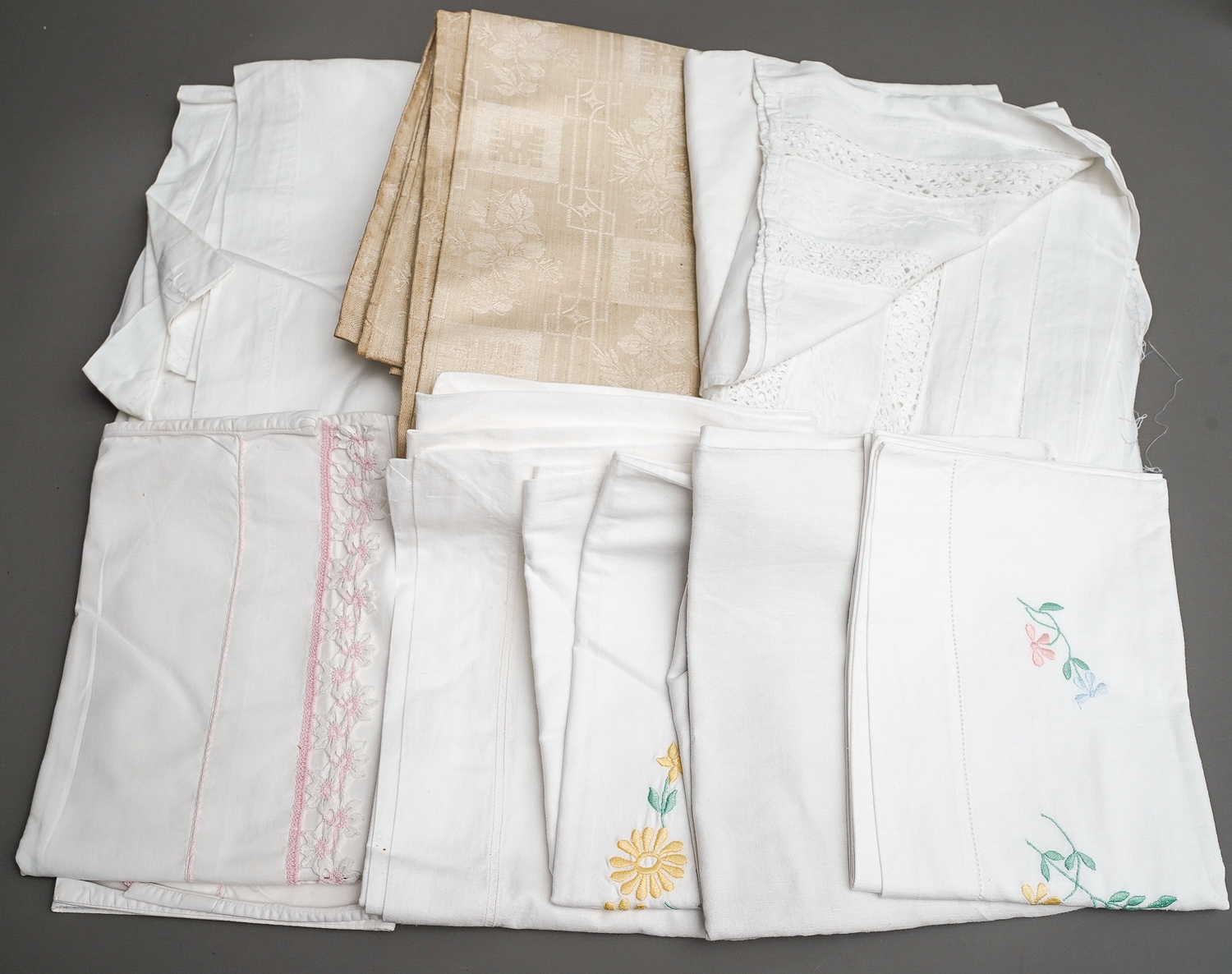 Assorted vintage mainly linen or cotton or damask table (table clothes, runners etc) and bed