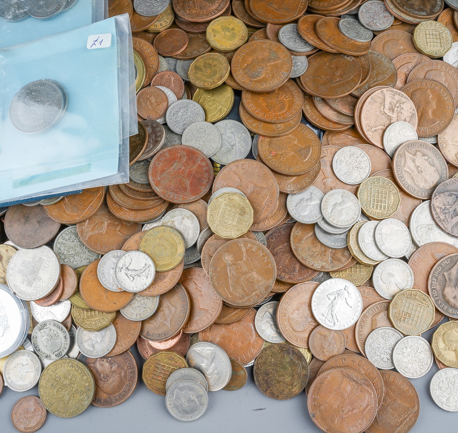 A large quantity of coinage to include a replica hammered coin set in a wooden box, etc. (1 box) - Image 2 of 5