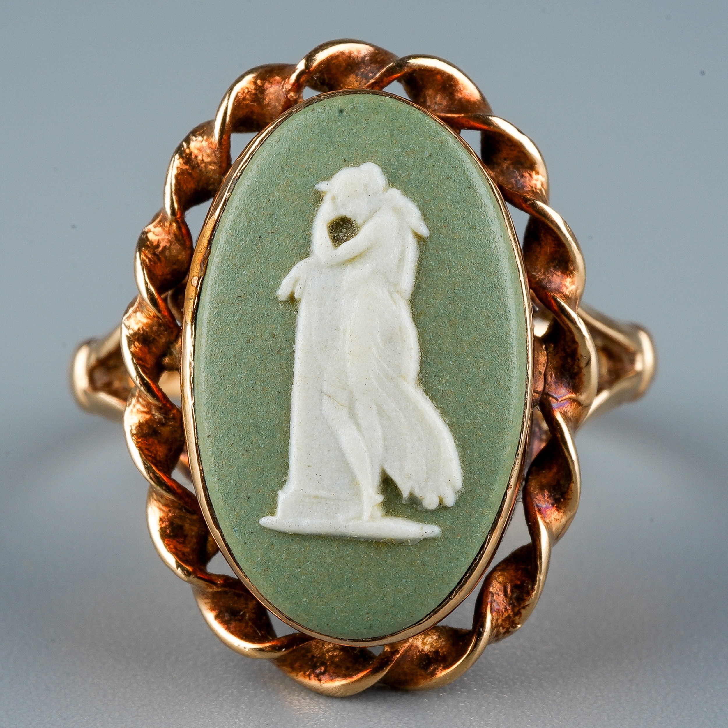 A 9ct yellow gold and Wedgwood jasperware cameo ring, set with an oval green and white jasperware - Image 3 of 8