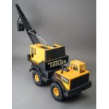 Tonka Toys. A large scale 4 wheel crane truck with bucket grab. Good condition (1)