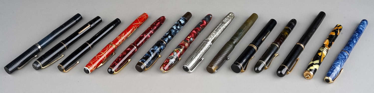 A collection of vintage fountain pens to include: Wyvern Perfect Pen in mottled blue no 81 with 14ct - Bild 3 aus 10