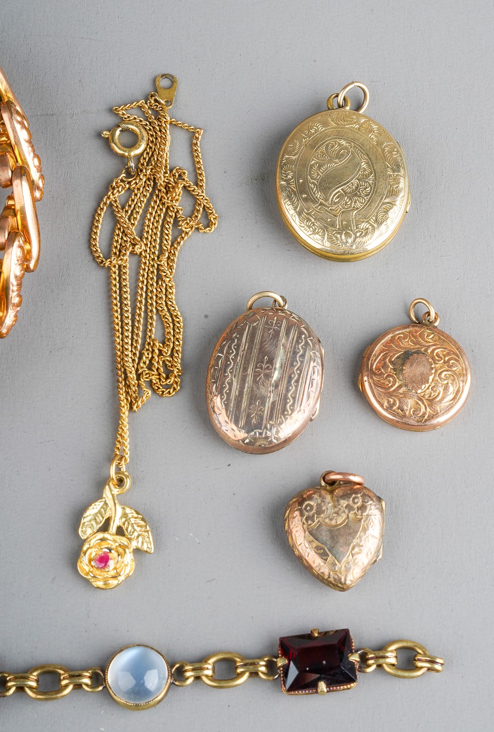 A collection of jewellery, including rolled gold lockets, a Victorian gold plated bracelet (af); a - Image 2 of 4