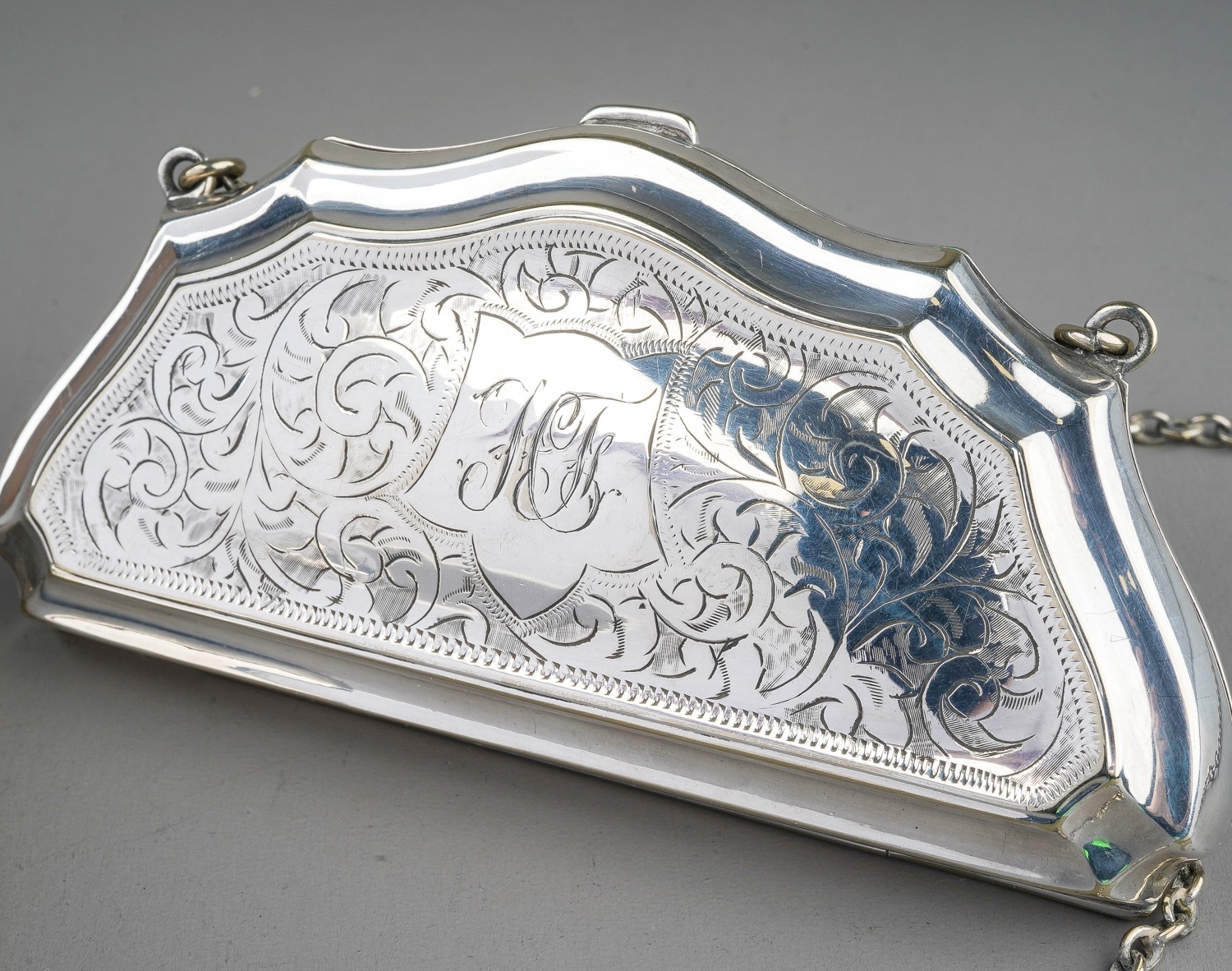 An Edwardian engraved cigarette case, hallmarked Birmingham, 1909, approx 2.49 ozt (77.3 grams) - Bild 3 aus 7