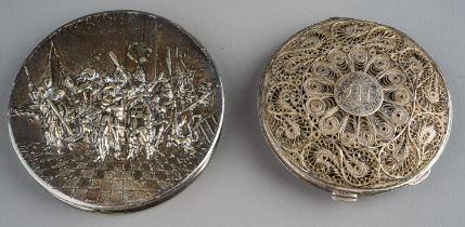 A Continental white metal (untested), niello and filigree compact, the reverse decorated with