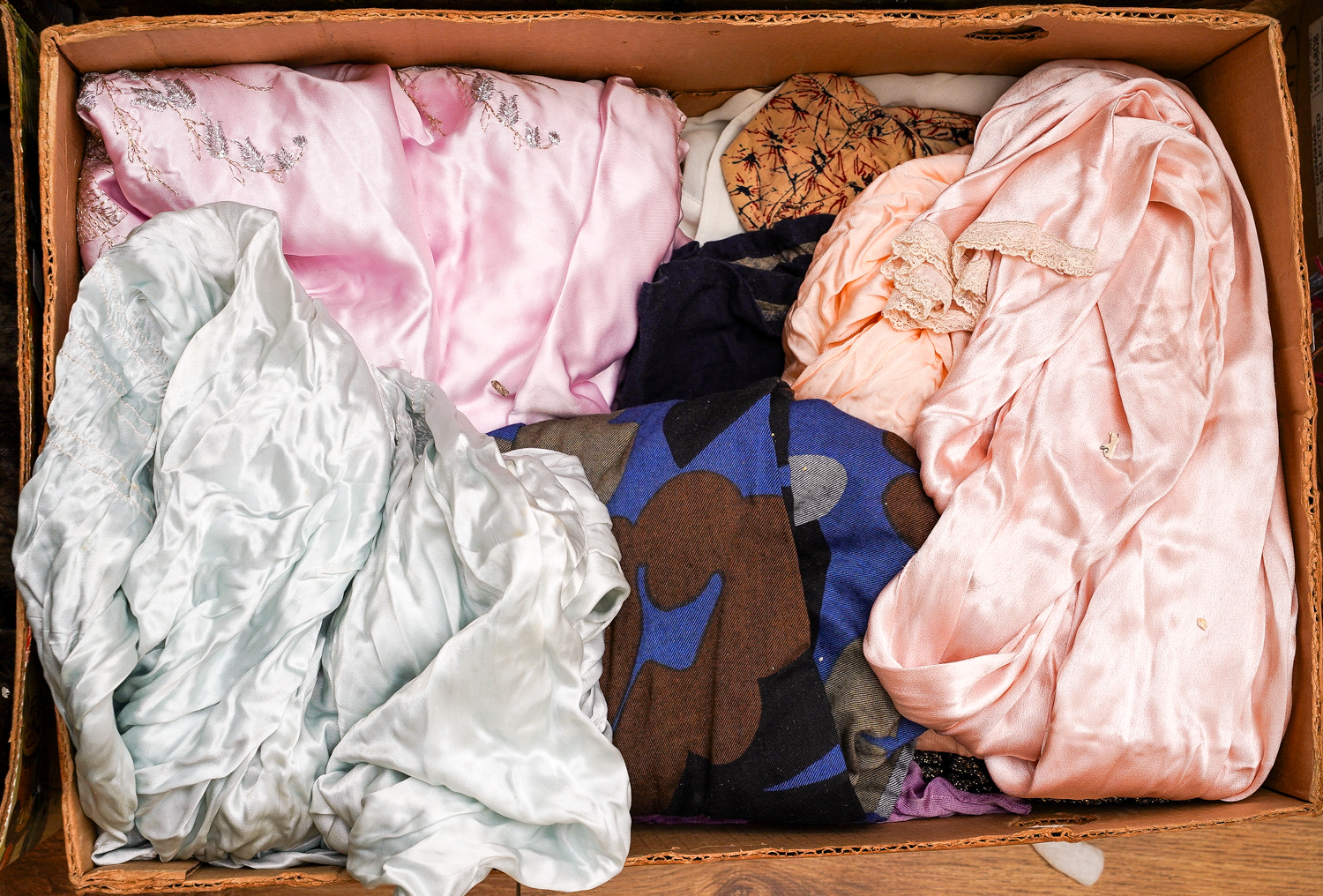 Assorted vintage clothes including fur jackets, dresses, Oriental jackets etc (4 boxes) - Image 3 of 6