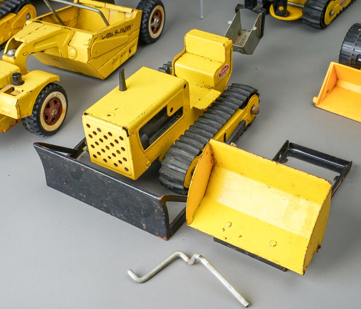 Tonka Toys. Medium scale set of 6 construction vehicles - 3 caterpillar tractors, fork lift, - Image 2 of 7