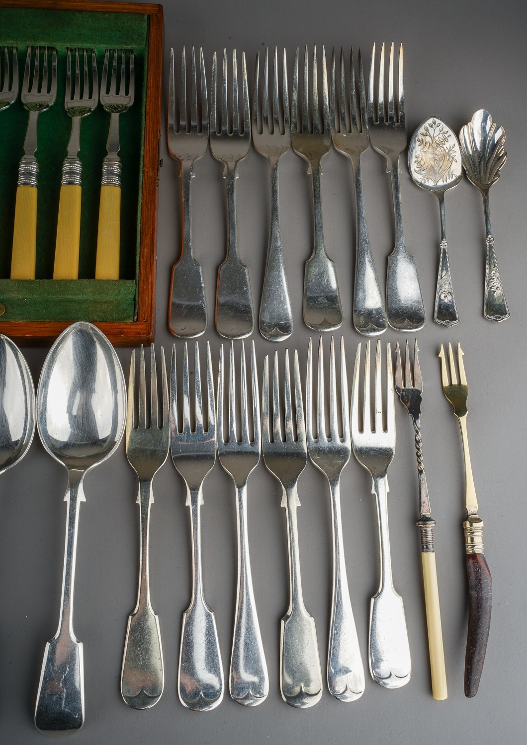 A cased set of six EPNS fish knives and forks together with a collection of miscellaneous silver - Image 2 of 4