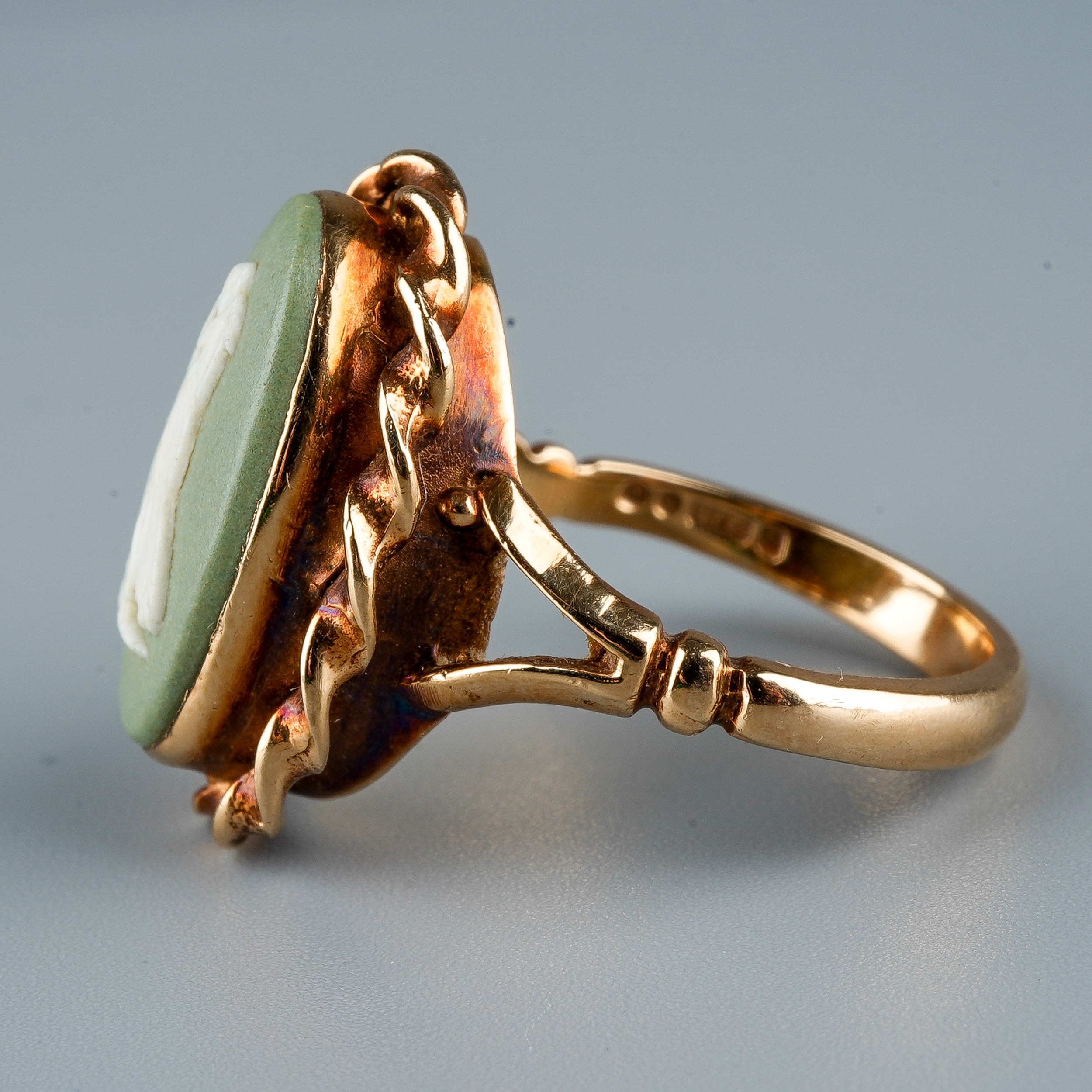 A 9ct yellow gold and Wedgwood jasperware cameo ring, set with an oval green and white jasperware - Image 4 of 8