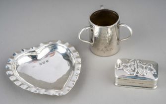 A group of silver to include: an Edwardian three handled tot / tig, engraved inscription, hallmarked