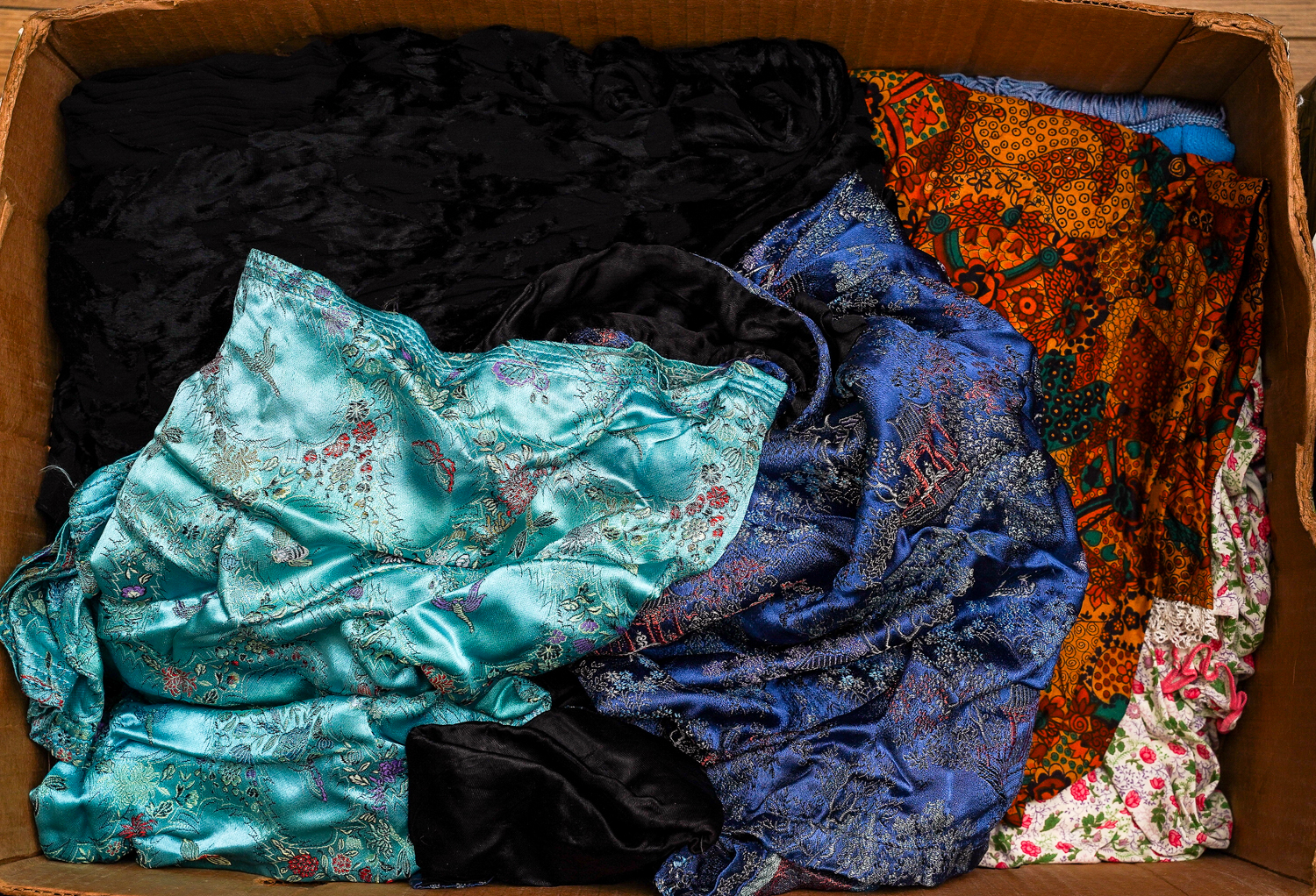 Assorted vintage clothes including fur jackets, dresses, Oriental jackets etc (4 boxes) - Image 2 of 6