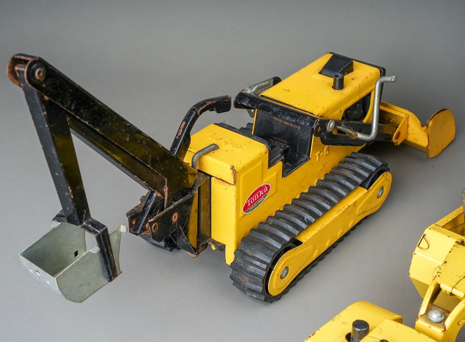 Tonka Toys. Medium scale set of 6 construction vehicles - 3 caterpillar tractors, fork lift, - Image 4 of 7