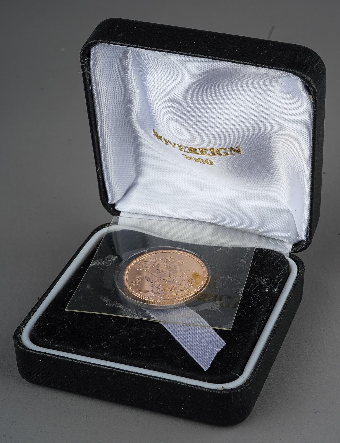 Proof gold sovereign in box, year 2000. In good condition - Image 3 of 3