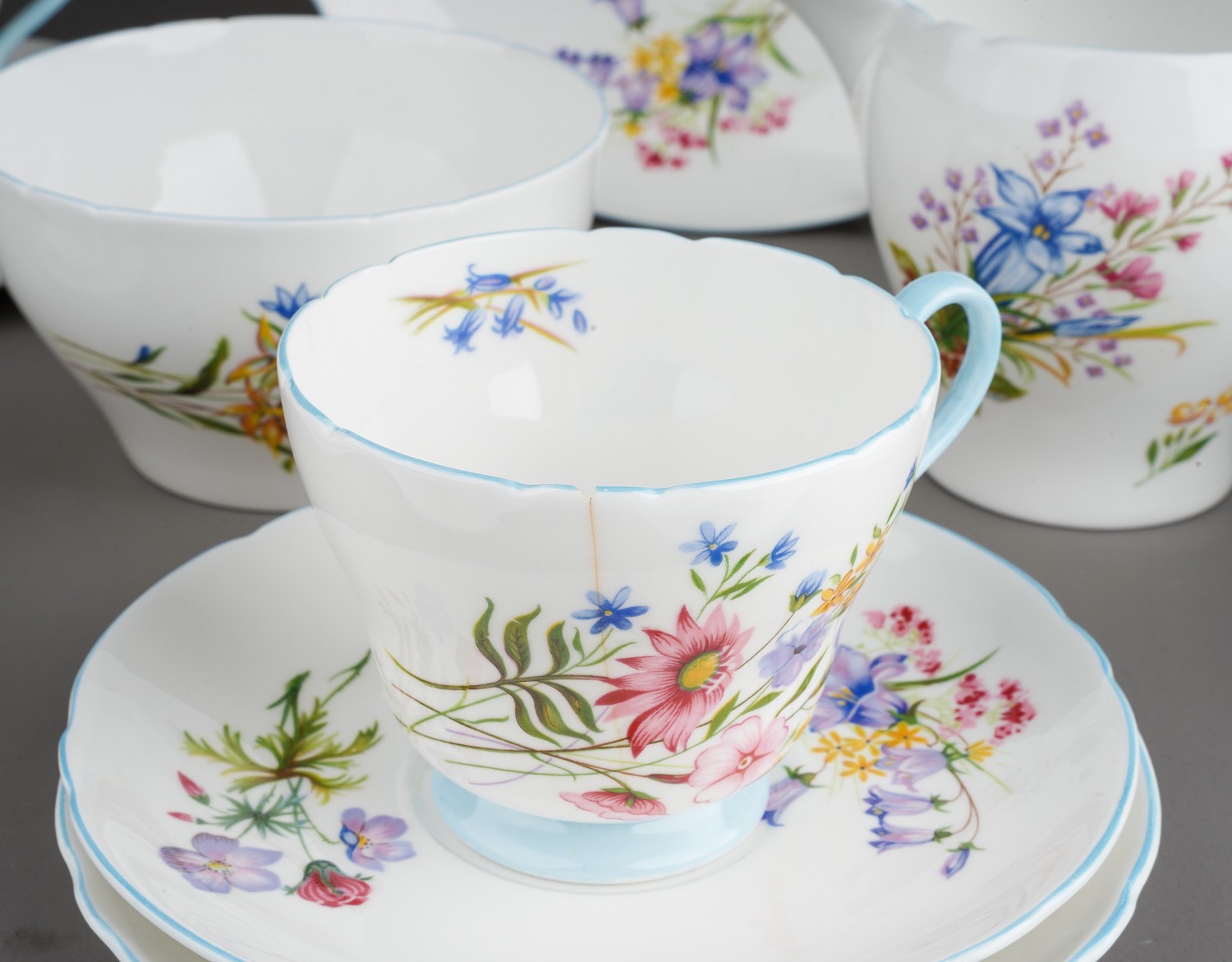 A Shelley fine bone china six piece Wild Flowers pattern no: 13668 tea set comprising: cups, - Bild 7 aus 7