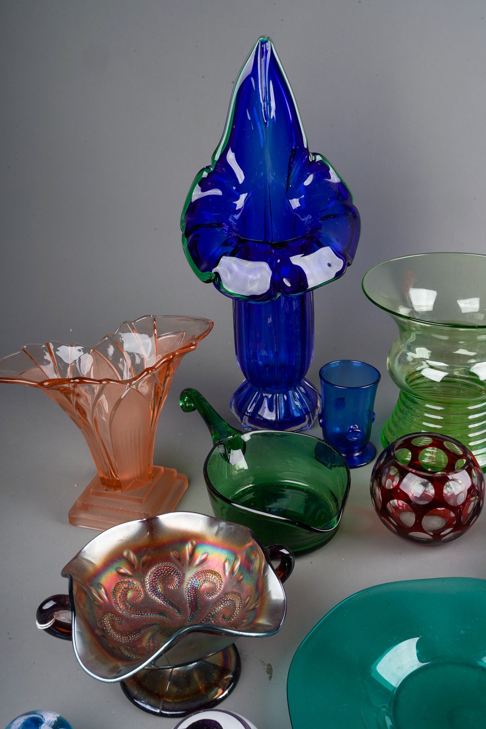 Assorted glass paperweights and Studio style vases and bowls (1 box) - Image 2 of 5