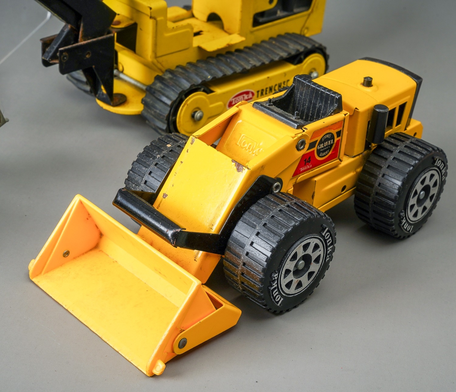 Tonka Toys. Medium scale set of 6 construction vehicles - 3 caterpillar tractors, fork lift, - Image 7 of 7