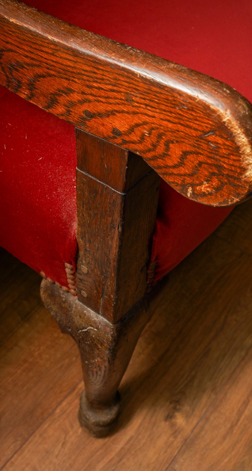 A Victorian style stained oak carved settle, the back rest with geometric sections above red - Bild 3 aus 4