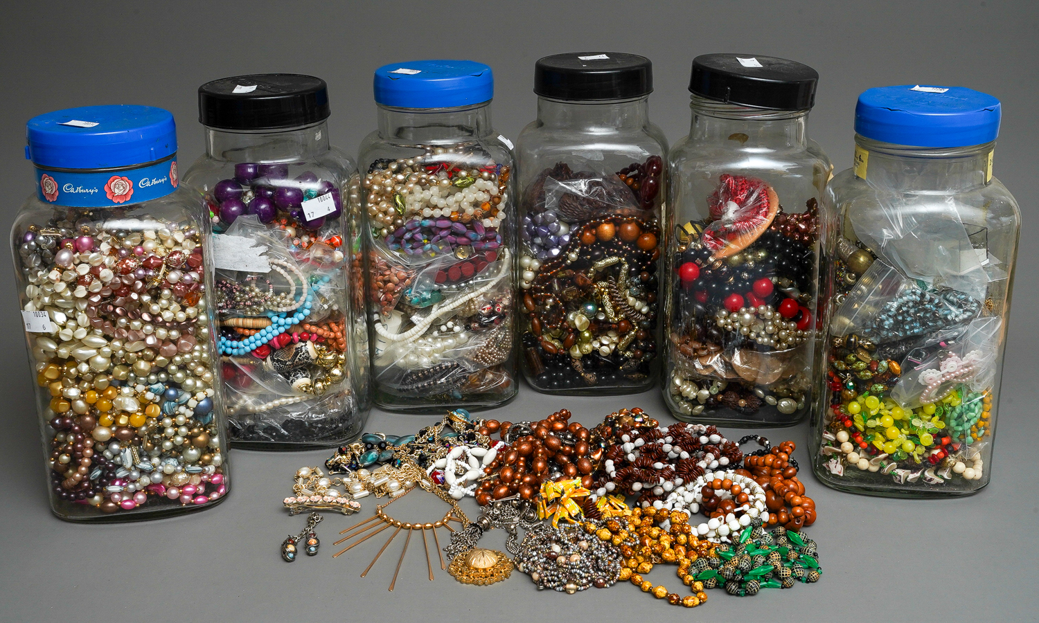 Assorted costume jewellery mainly bead necklaces (6 JARS) - Image 2 of 4
