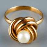 A yellow gold and cultured pearl ring, set with a 5mm pearl in a knot mount, size L1/2,