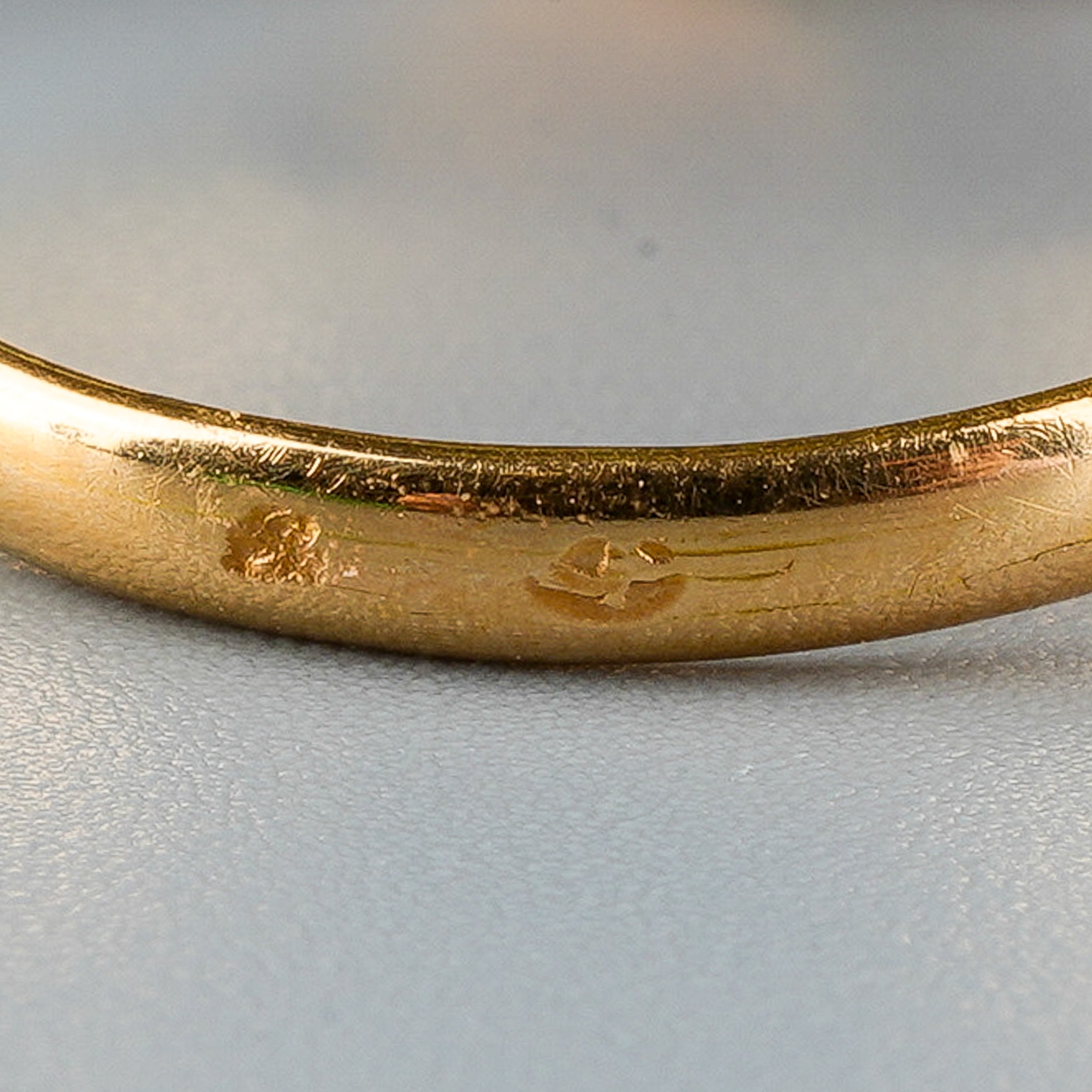 A yellow gold and cultured pearl ring, set with a 5mm pearl in a knot mount, size L1/2, - Image 4 of 4