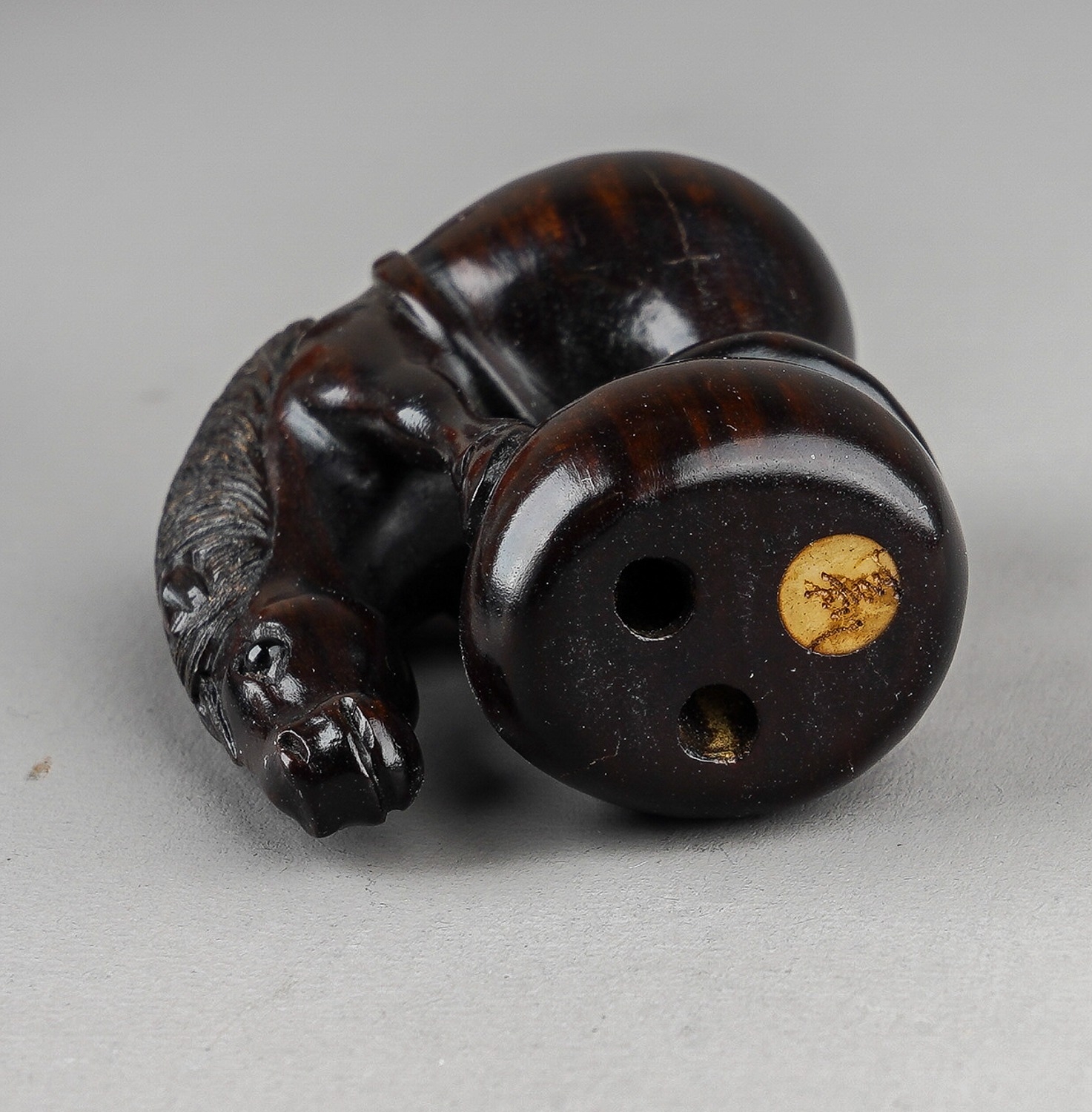 Collection of Japanese netsuke etc. to include some with signed panels, carved tagua nut of a frog - Image 5 of 9