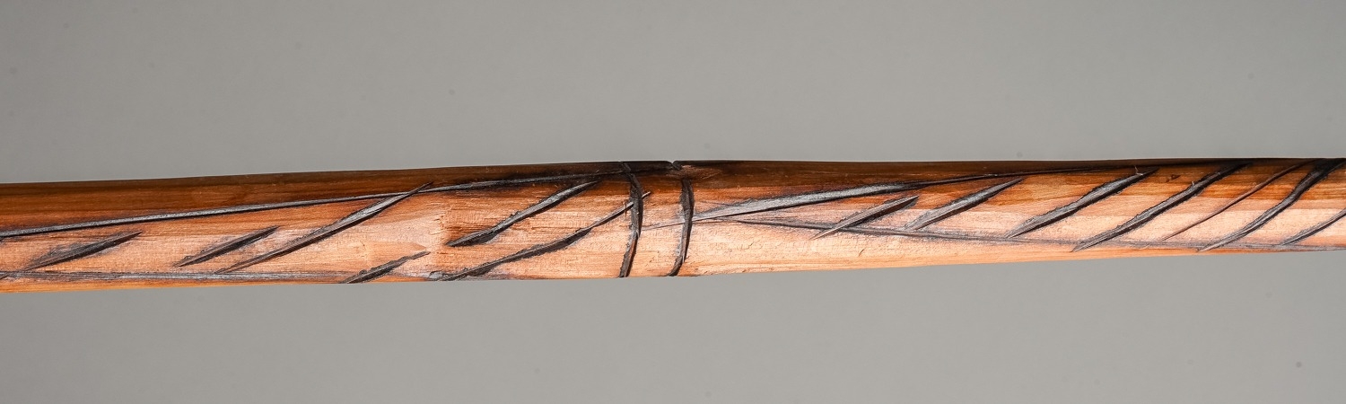 A blackened naturalistic wood Shillelagh style stick together with two carved staffs and a carved - Bild 6 aus 7