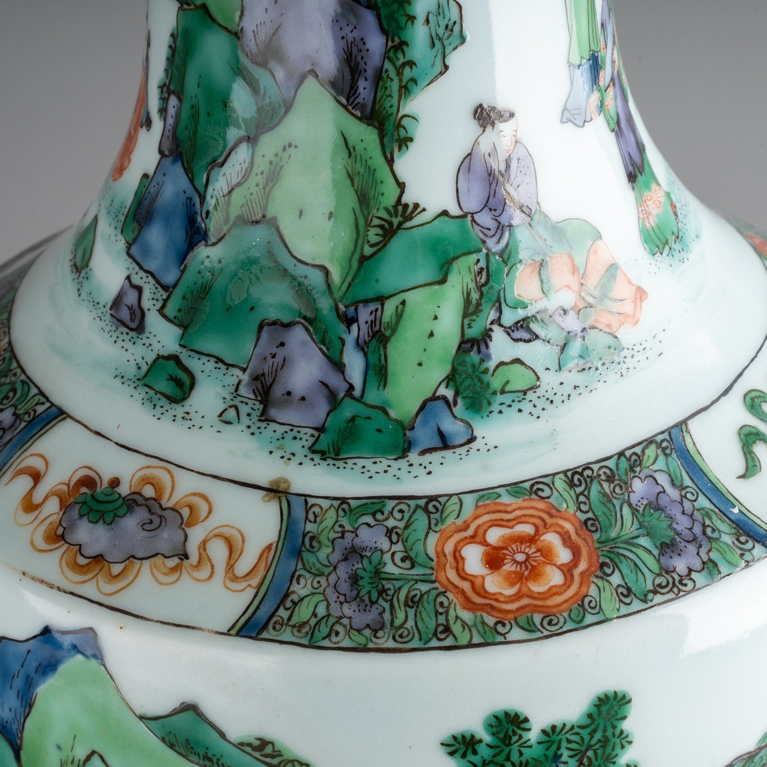 Large antique Chinese Famille Vert porcelain vase finely decorated with figures on horses and camels - Bild 5 aus 5