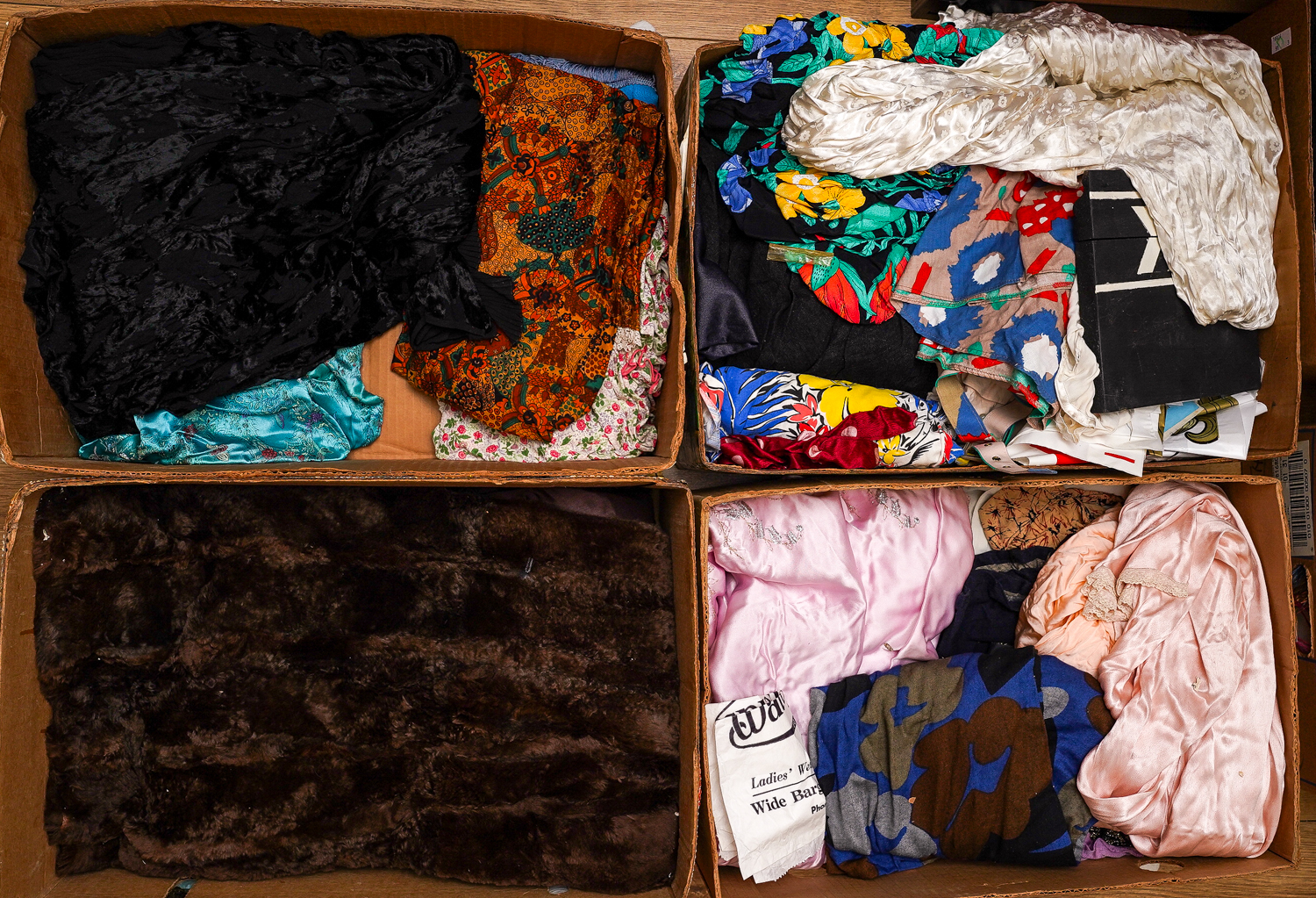 Assorted vintage clothes including fur jackets, dresses, Oriental jackets etc (4 boxes) - Image 6 of 6