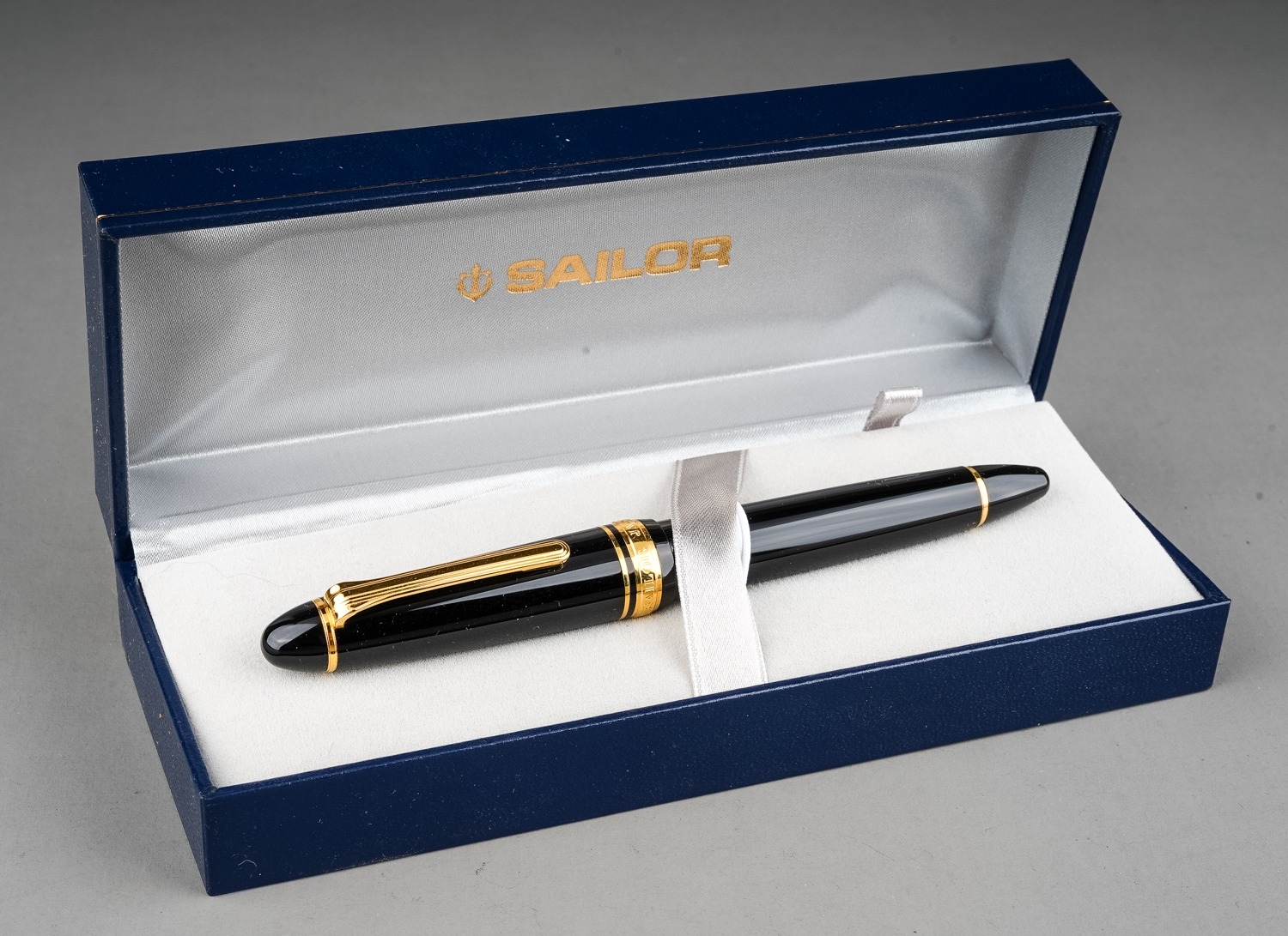 A Japanese Sailor black and gilt fountain pen with 21k Naginata Togi nib, stamped 21K 875, boxed