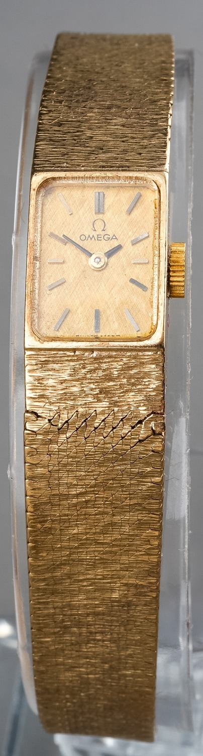 A ladies 18ct yellow gold Omega wristwatch, rectangular dial with baton indicators, integral - Image 3 of 7