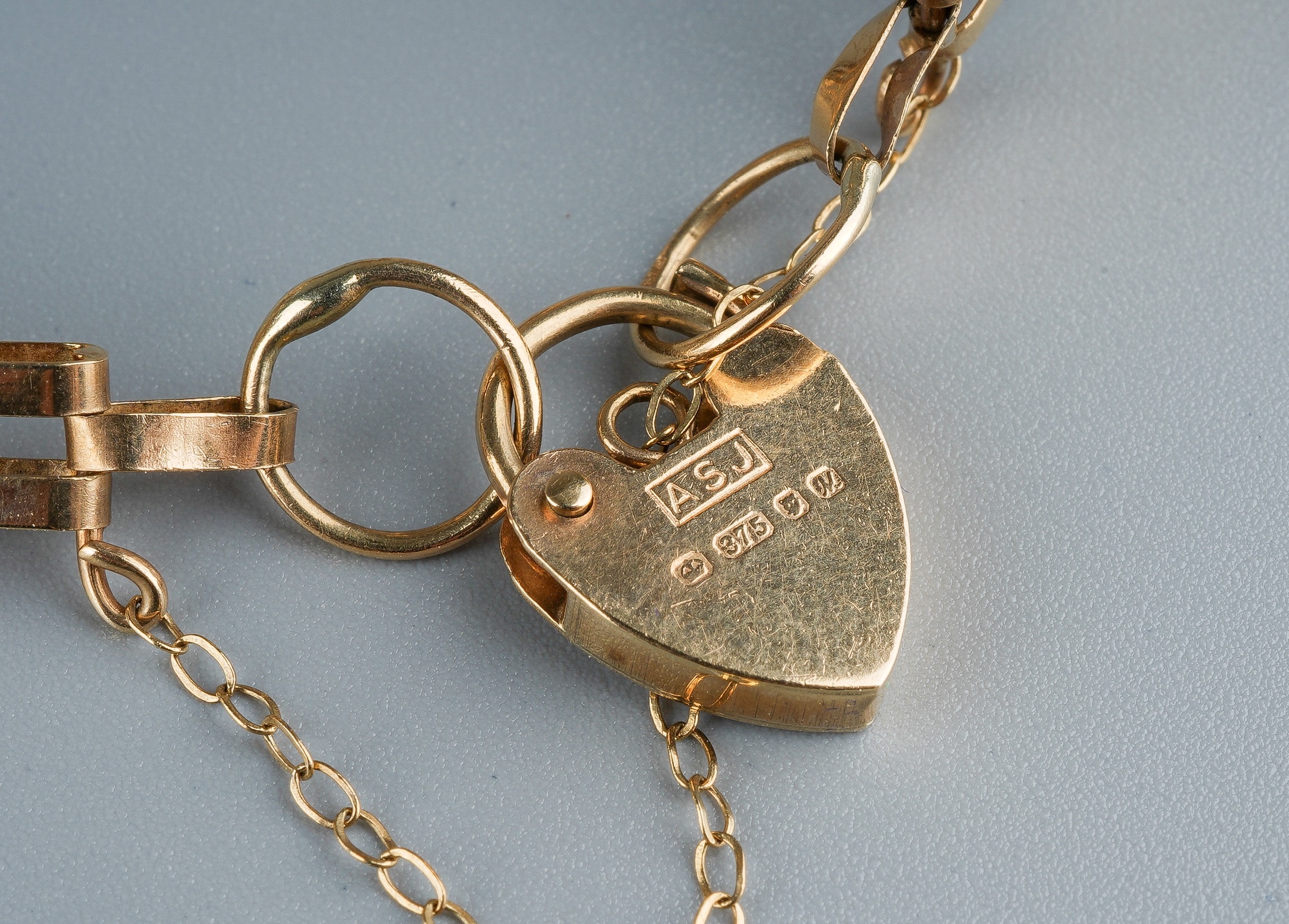 A 9ct yellow gold gate-link bracelet, padlock clasp, total gross weight approx 8.7g Good - Image 3 of 4