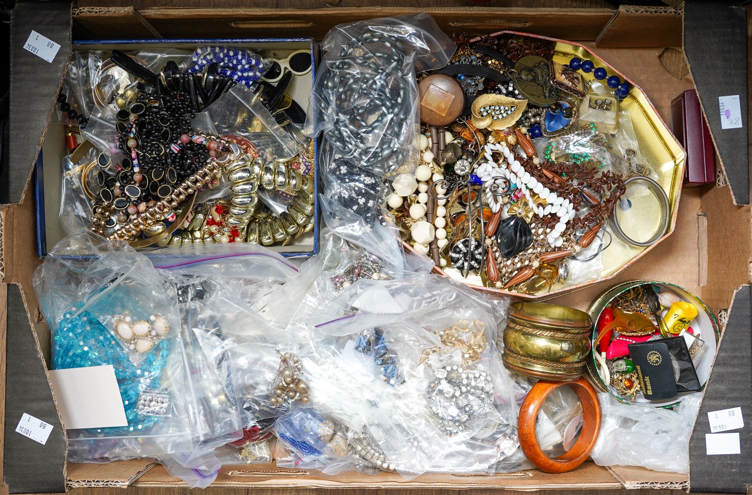 A quantity of costume jewellery, including brooches, beads, earrings, necklaces, bangles, etc, - Image 2 of 2