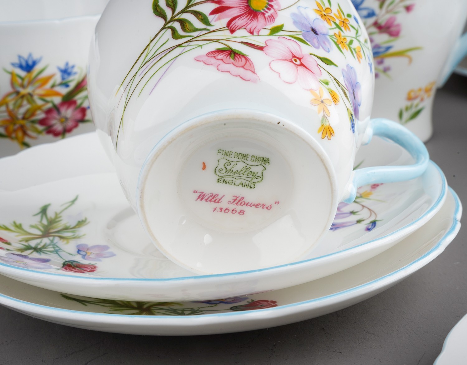 A Shelley fine bone china six piece Wild Flowers pattern no: 13668 tea set comprising: cups, - Bild 5 aus 7